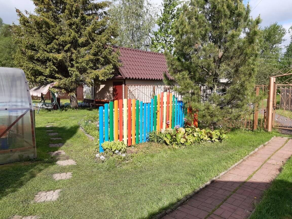 забор из разноцветного штакетника односторонний фото2 в Ханты-Мансийске