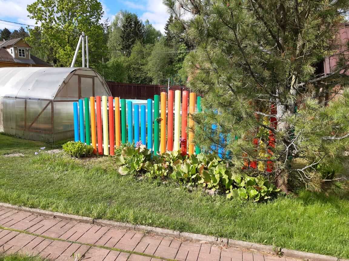 забор из разноцветного штакетника односторонний фото1 в Ханты-Мансийске