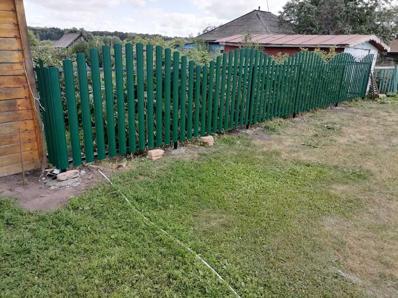 забор из штакетника Зеленый Мох фото1 в Ханты-Мансийске