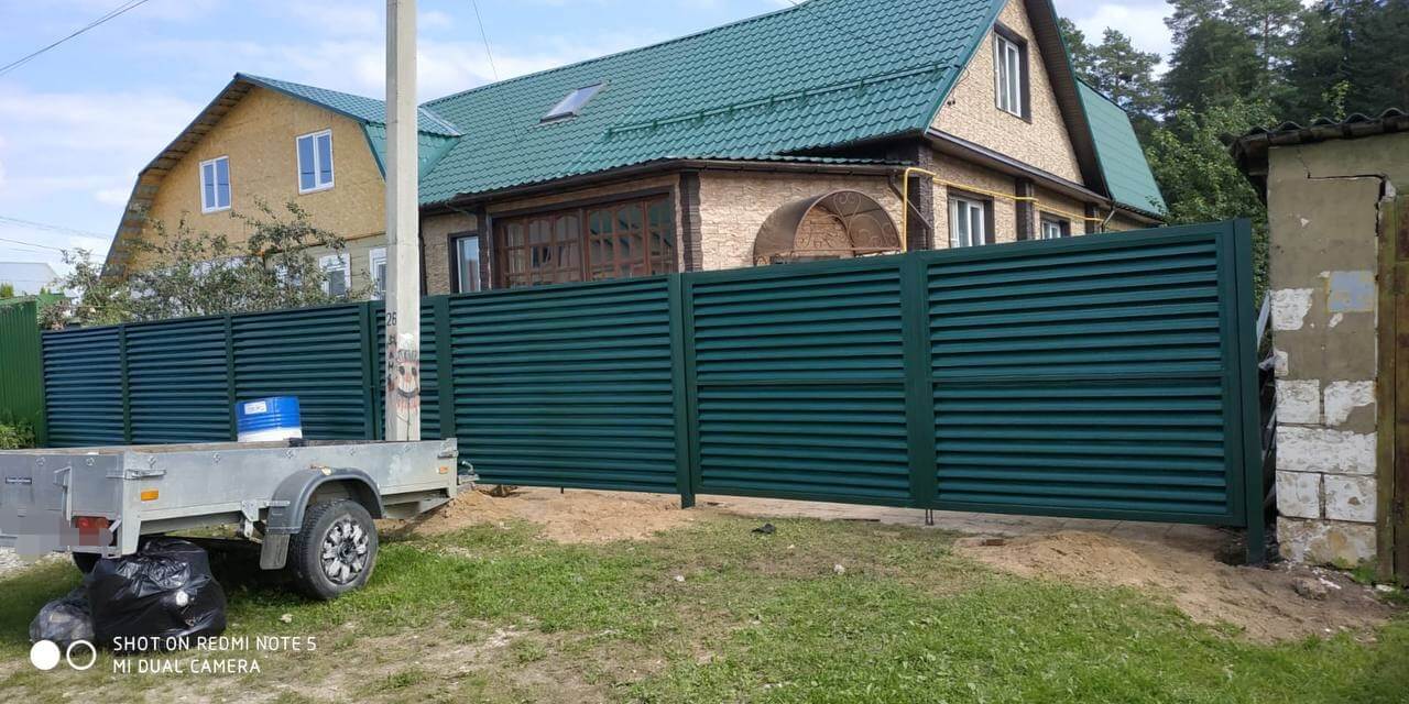 Забор-жалюзи с ламелями еврожалюзи ral6005/6005 Зеленый Мох 2-х сторонний фото1 в Ханты-Мансийске