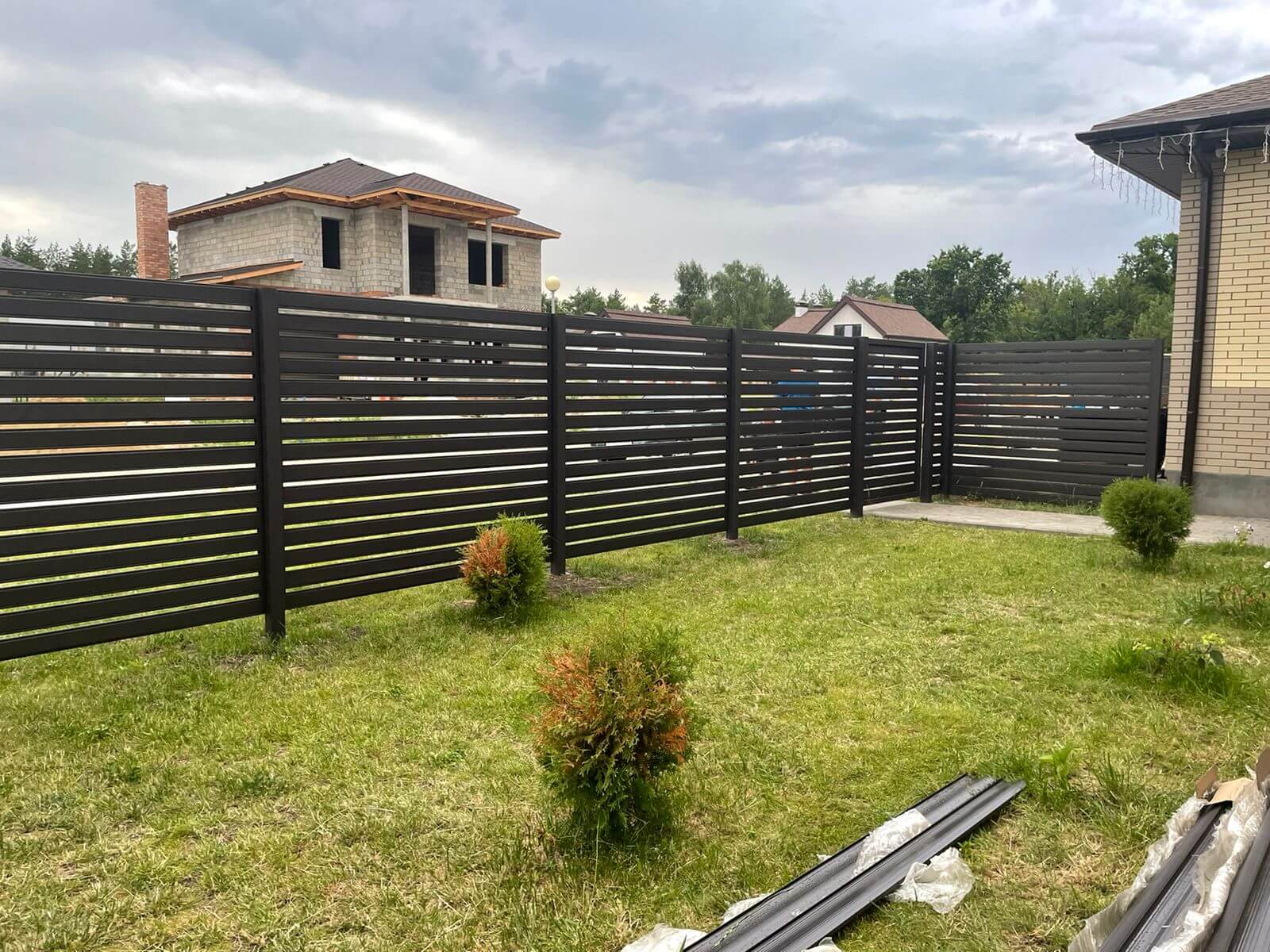 Забор из металлического планкена RAL8019 МАТТЕ фото2 в Ханты-Мансийске