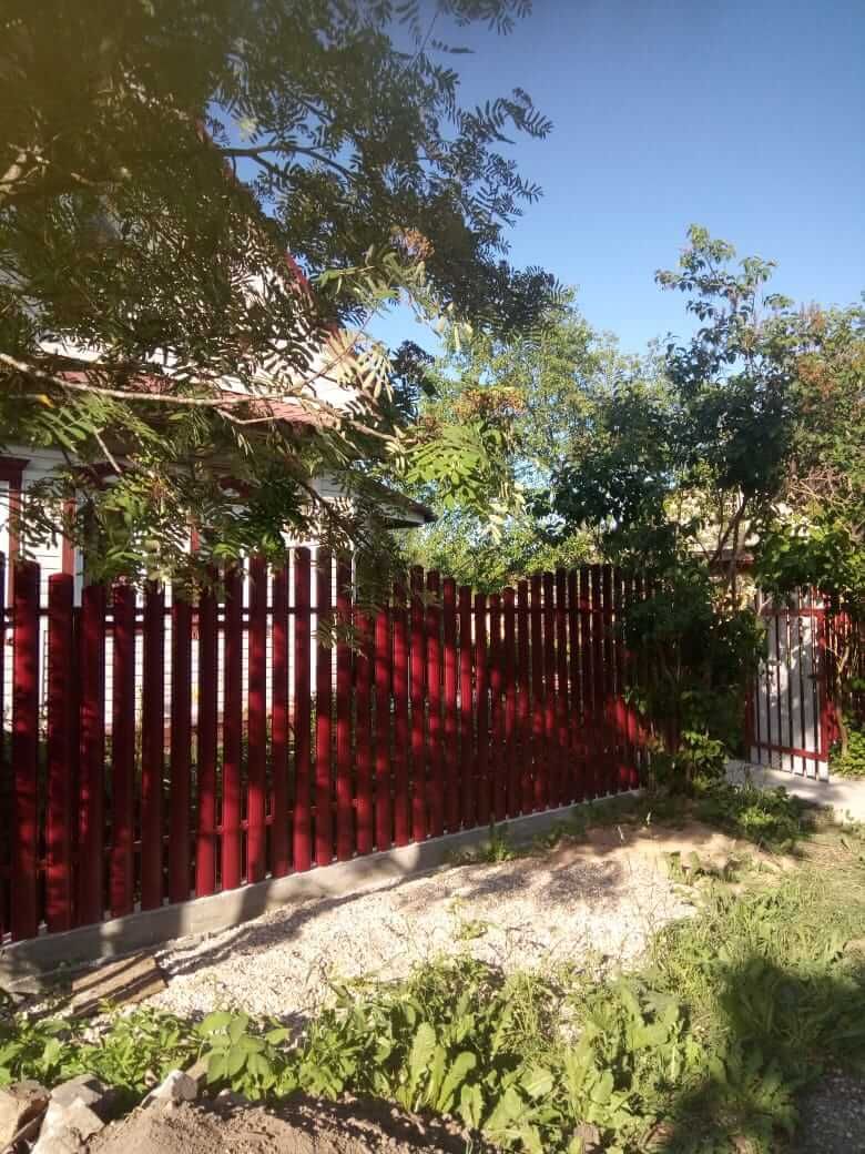 Забор из фигурного штакетника 21м RAL3005 Красное Вино фото 1 в Ханты-Мансийске