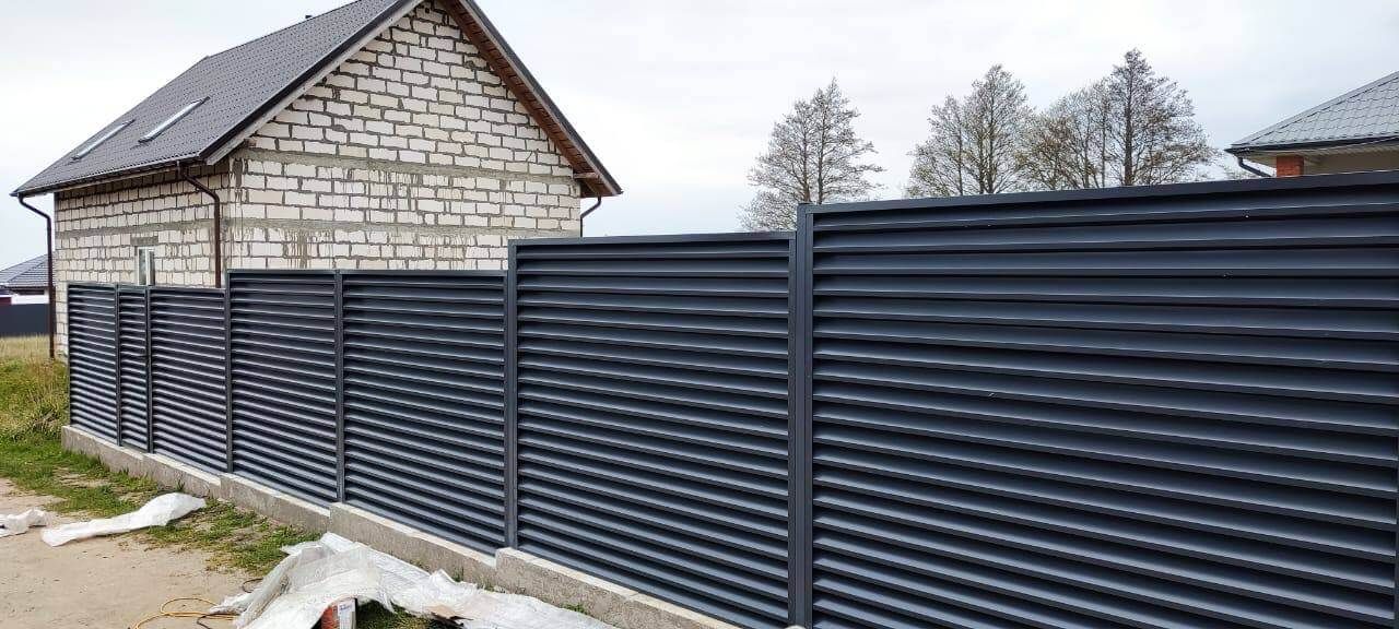 Забор-жалюзи из ламелей ЭКО-Z 24м RAL7024 Серый Графит фото 5 в Ханты-Мансийске