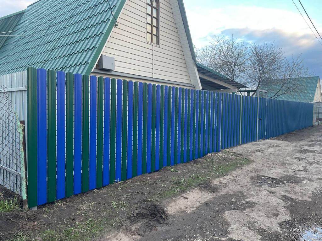 Забор из штакетника двух цветов 16м RAL6005 Зеленый Мох + RAL5002 Синий Ультрамарин фото 2 в Ханты-Мансийске