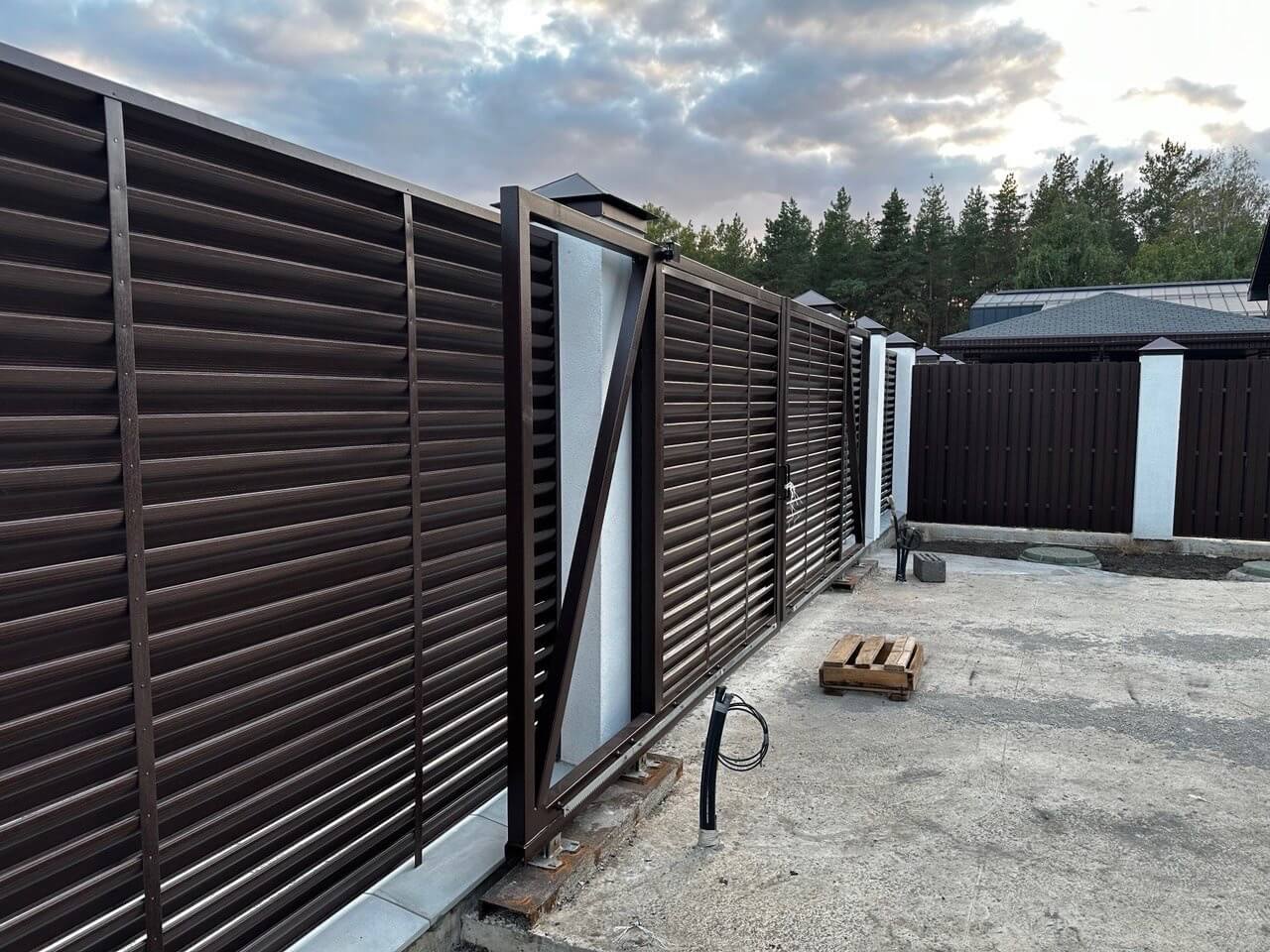 Забор-жалюзи с ламелями еврожалюзи 30м Дуб Мореный Printech фото 2 в Ханты-Мансийске