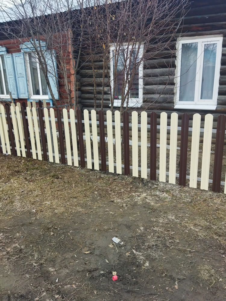 Забор из штакетника ЭКО-М 12м RAL1015/1015 Слоновая Кость двусторонний, RAL8017/8017 Шоколад двусторонний в Ханты-Мансийске