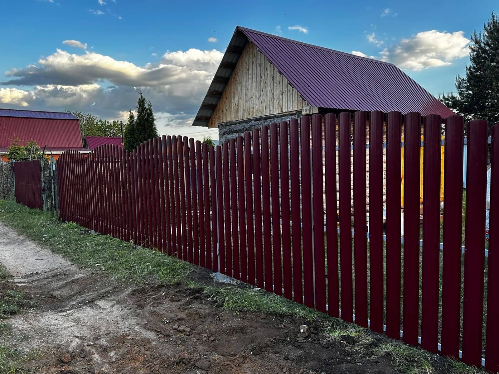 Забор из евроштакетника 28м RAL3005 Красное Вино фото 4 в Ханты-Мансийске