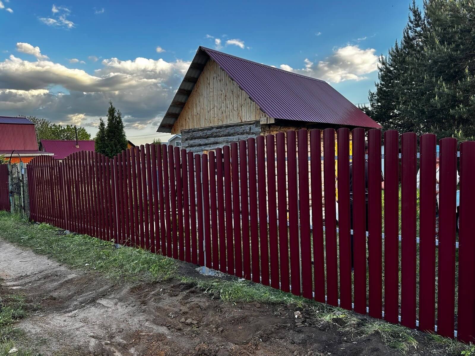Забор из евроштакетника 28м RAL3005 Красное Вино фото 2 в Ханты-Мансийске