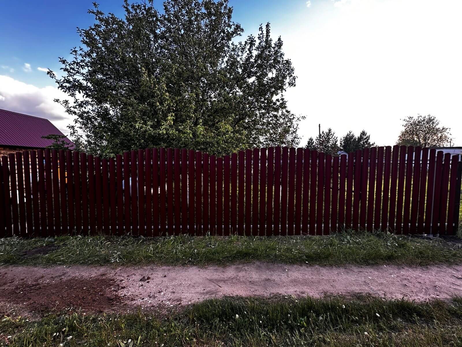 Забор из евроштакетника 28м RAL3005 Красное Вино фото 1 в Ханты-Мансийске