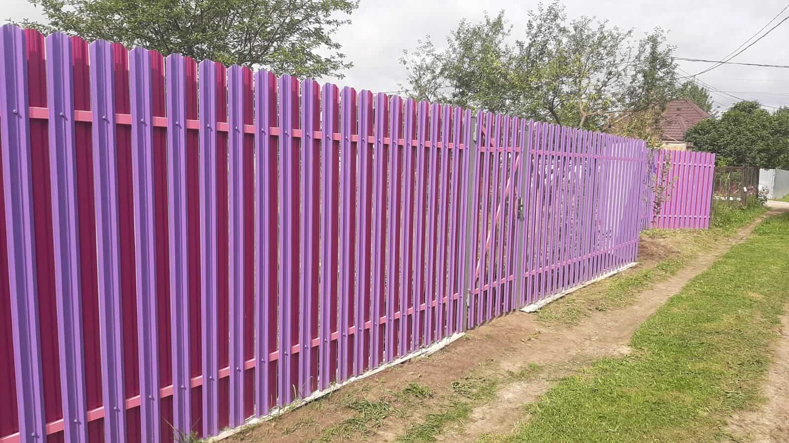 Двухцветный забор из евроштакетника 44м RAL4005 Сиреневый, RAL4006 Пурпурный фото 3 в Ханты-Мансийске
