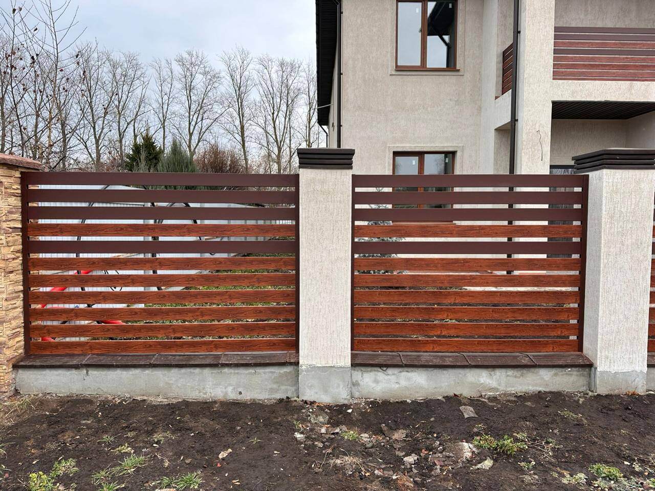 Забор-ранчо из металлопланкена 10м RAL8017 Шоколад МАТТЕ + Темное Дерево (Printech) фото 4 в Ханты-Мансийске