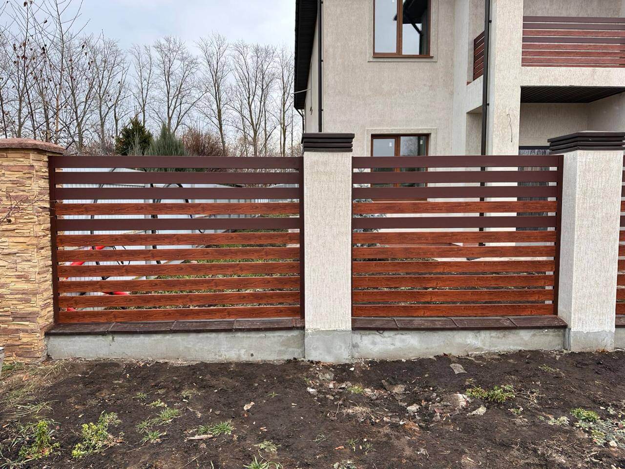 Забор-ранчо из металлопланкена 10м RAL8017 Шоколад МАТТЕ + Темное Дерево (Printech) фото 2 в Ханты-Мансийске
