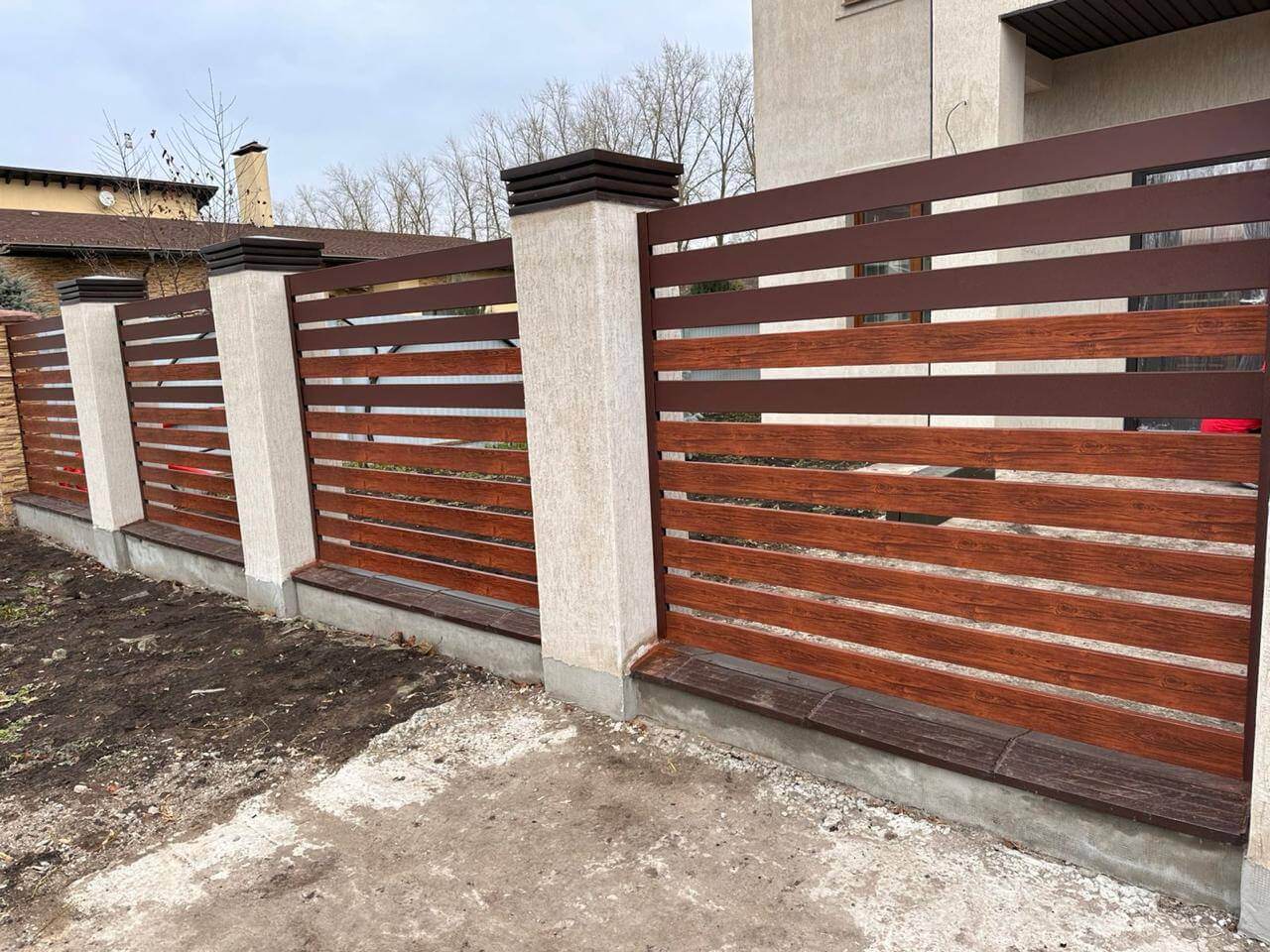 Забор-ранчо из металлопланкена 10м RAL8017 Шоколад МАТТЕ + Темное Дерево (Printech) в Ханты-Мансийске
