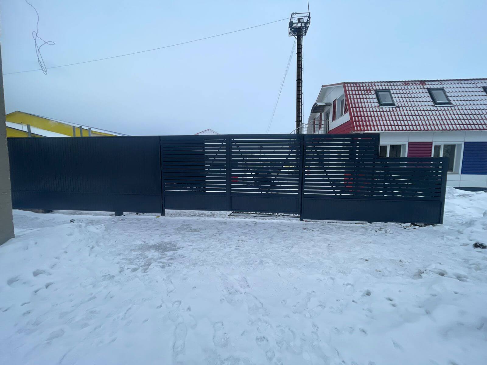 Забор-ранчо из металлического планкена 11м RAL7024 Серый Графит фото 2 в Ханты-Мансийске