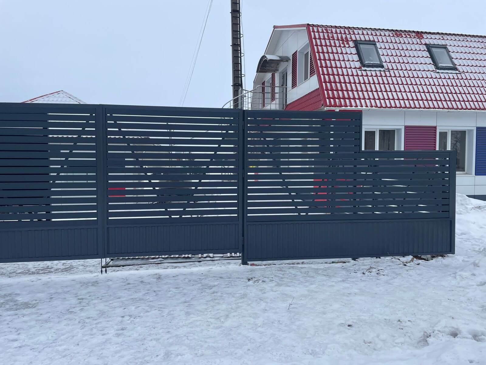 Забор-ранчо из металлического планкена 11м RAL7024 Серый Графит фото 1 в Ханты-Мансийске