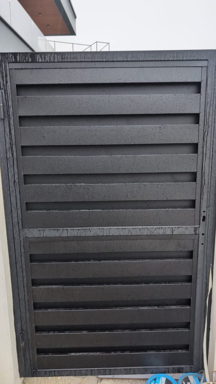 Откатные ворота с калиткой из металлопланкена RAL9005/9005 Черный двусторонний МАТТЕ фото 3 в Ханты-Мансийске