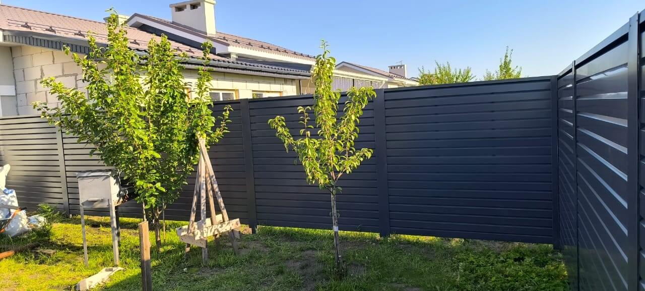 Забор-жалюзи из ламелей Хай-Тек 62м RAL7024/7024 Серый Графит двусторонний фото 4 в Ханты-Мансийске