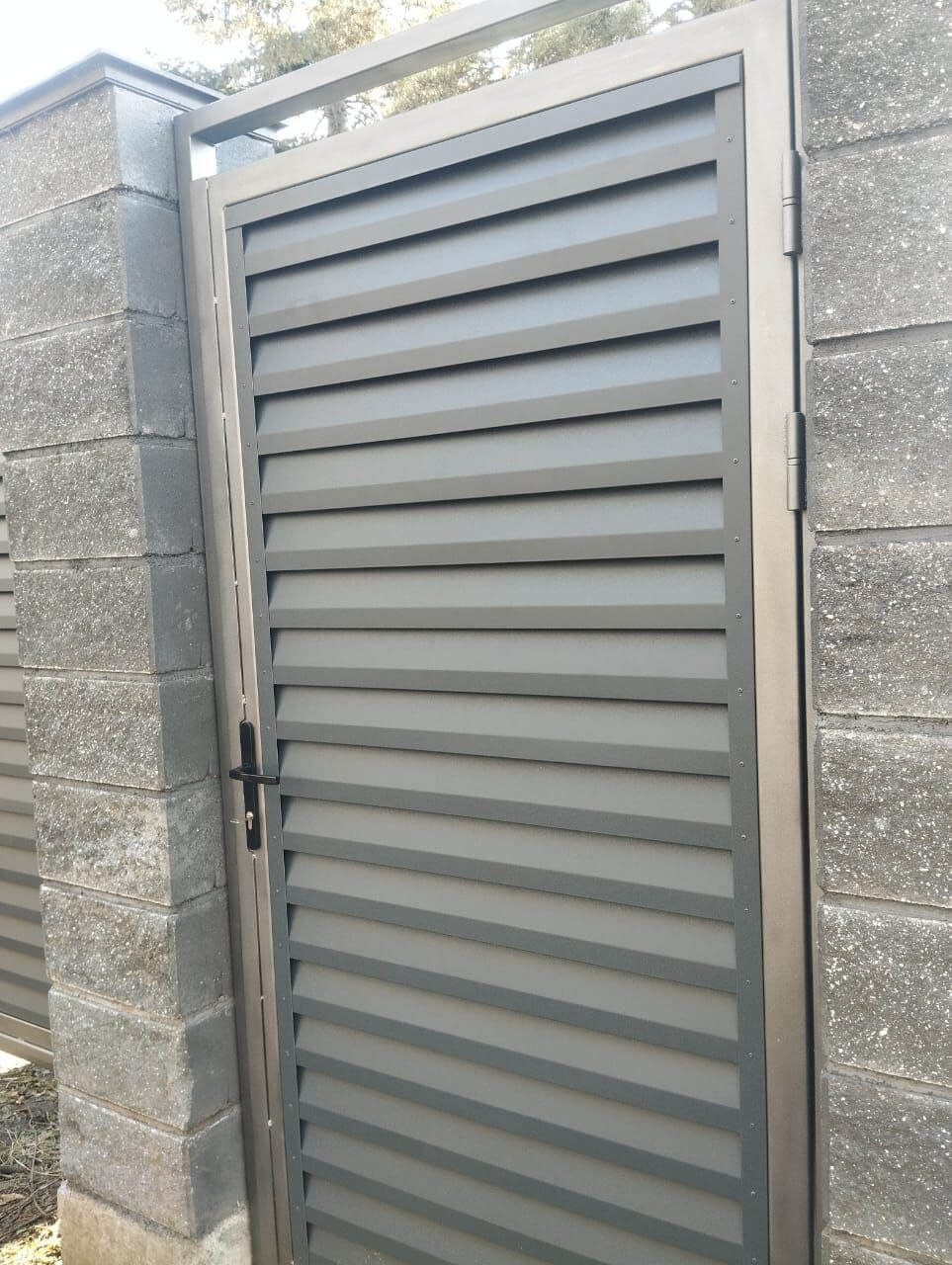 Откатные ворота с калиткой из ламелей Реснички RAL7024/7024 Серый Графит двусторонний МАТТЕ фото 2 в Ханты-Мансийске