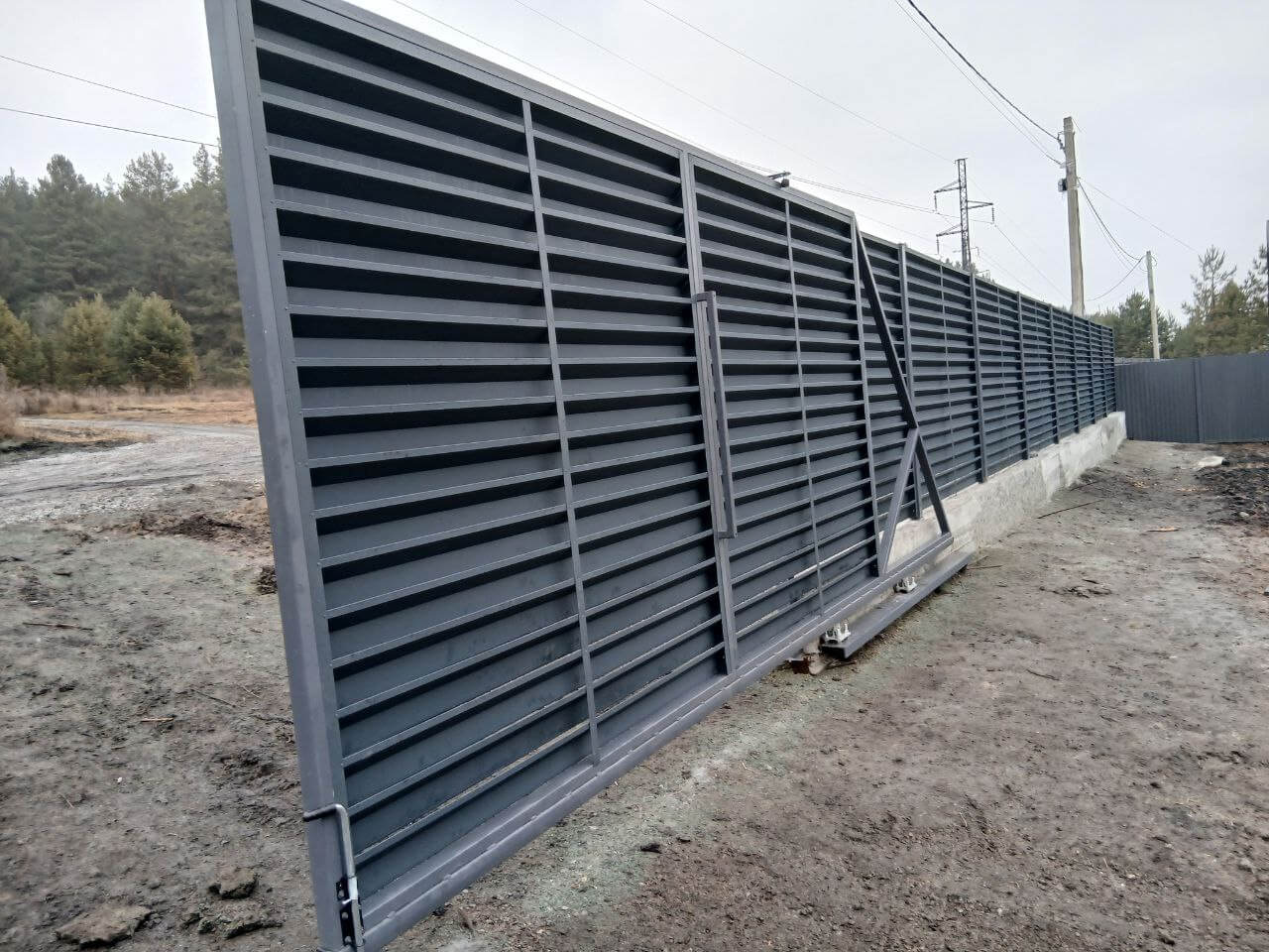 Забор-жалюзи из ламелей Хай-Тек 37м RAL7024/7024 Серый Графит двусторонний МАТТЕ фото 7 в Ханты-Мансийске