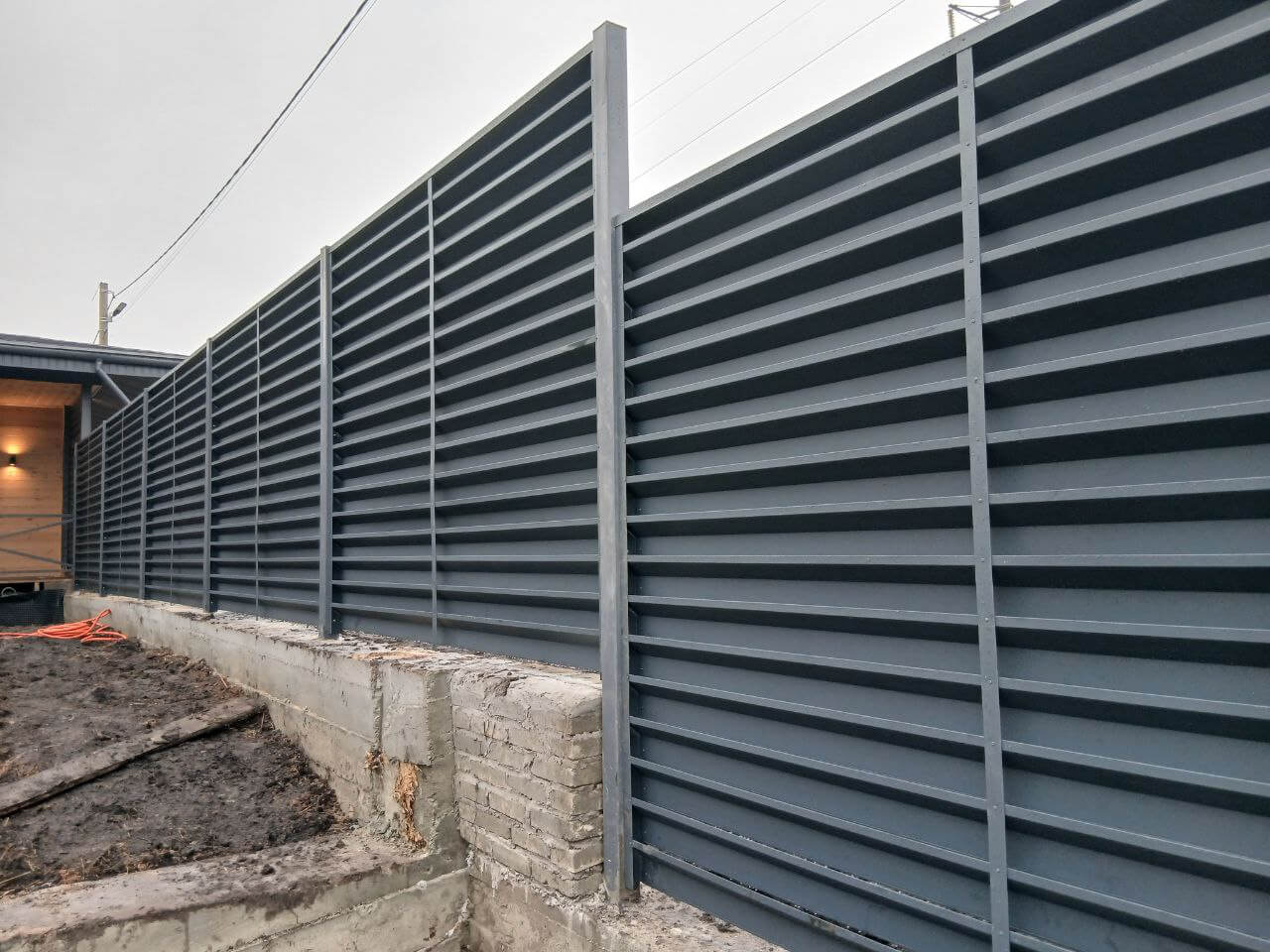Забор-жалюзи из ламелей Хай-Тек 37м RAL7024/7024 Серый Графит двусторонний МАТТЕ фото 6 в Ханты-Мансийске