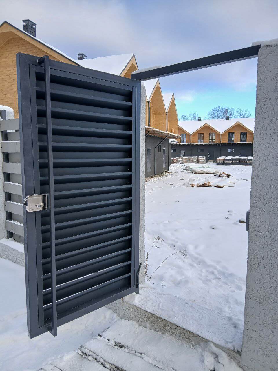 Входная группа из ламелей Хай-Тек RAL7024/7024 Серый Графит двусторонний МАТТЕ фото 21 в Ханты-Мансийске