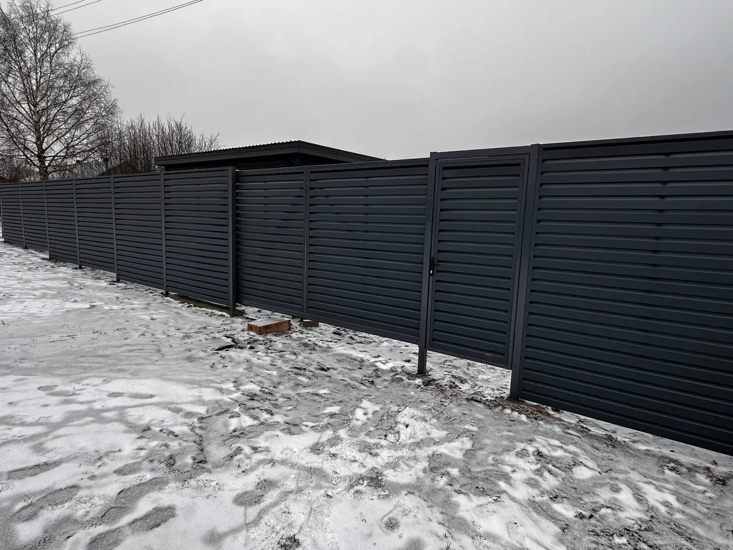Забор-жалюзи из ламелей Хай-Тек 20м RAL7024/7024 Серый Графит двусторонний МАТТЕ фото 4 в Ханты-Мансийске