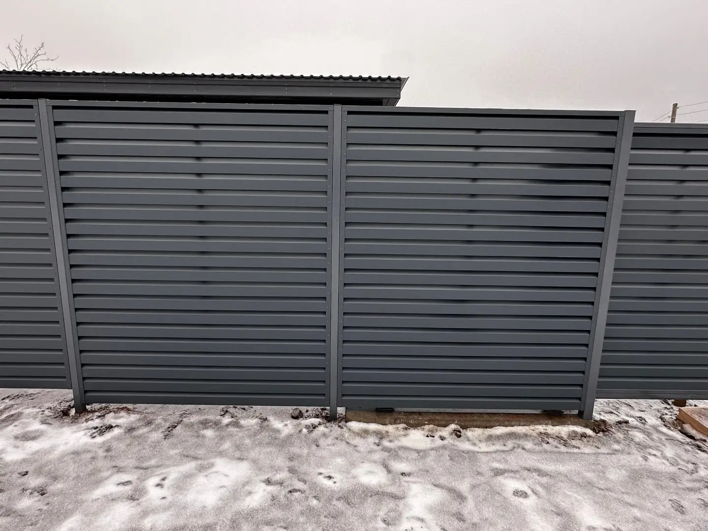 Забор-жалюзи из ламелей Хай-Тек 20м RAL7024/7024 Серый Графит двусторонний МАТТЕ фото 2 в Ханты-Мансийске