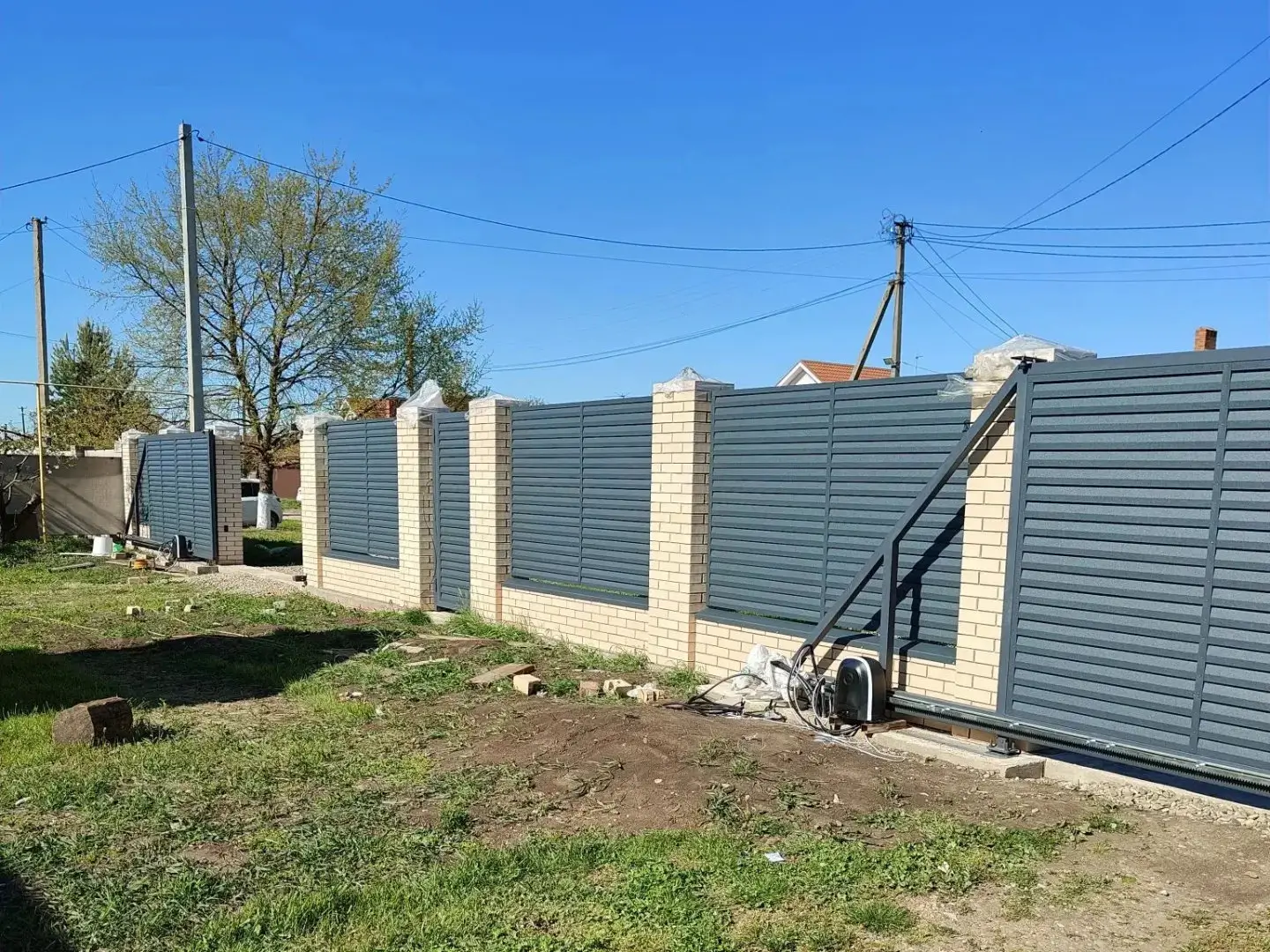 Забор-жалюзи из ламелей Реснички 16м RAL7024 Серый Графит Стальной Бархат фото 1 в Ханты-Мансийске